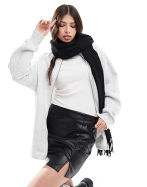ASOS DESIGN delad framsida i läderlook mini kjol i svart