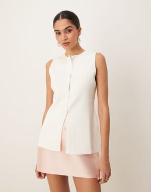 ASOS DESIGN stickad strukturerad rundhalsad väst med framklippt i vitt