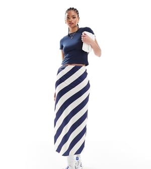 ASOS DESIGN Lång satin sned midi kjol i marinrandig