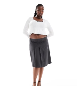 ASOS DESIGN Curve knälång skräddarsydd plisserad midikjol i grått