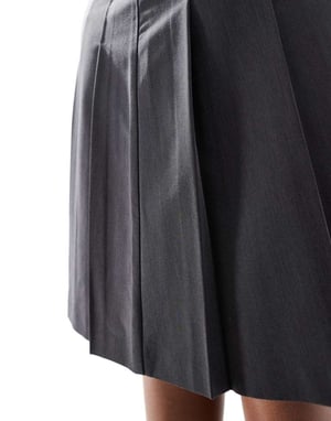 ASOS DESIGN Curve knälång skräddarsydd plisserad midikjol i grått