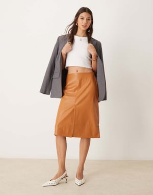 ASOS DESIGN fusk läder midikjol med splitt fram i tan