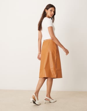ASOS DESIGN fusk läder midikjol med splitt fram i tan