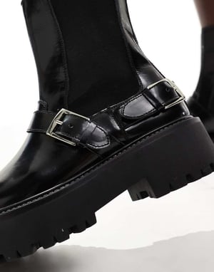 schuh Ariah chunky spännbuckla ankelskor i svart läder