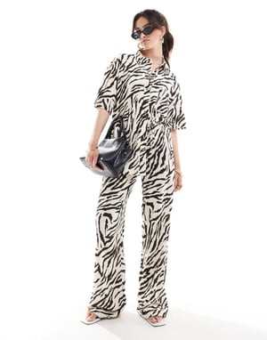 ASOS DESIGN låga, texturerade co-ord byxor i linne-look med zebramönster