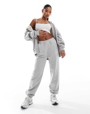The Couture Club samordnade joggingbyxor i grått