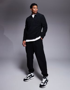 ASOS DESIGN tapered fleece-joggers i svart