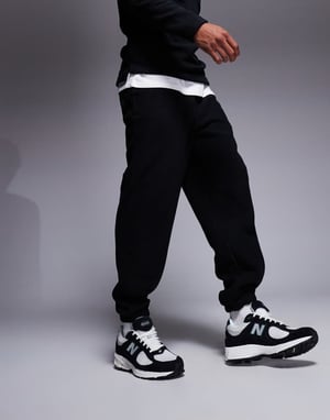 ASOS DESIGN tapered fleece-joggers i svart