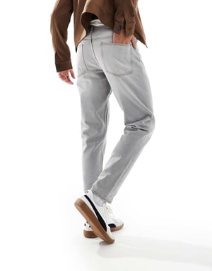 ASOS DESIGN tapered fit jeans i ljusgrå - GRÅ
