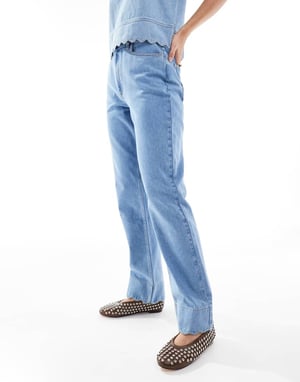 ASOS DESIGN 90-tals raka scalloped jeans i mellanblå