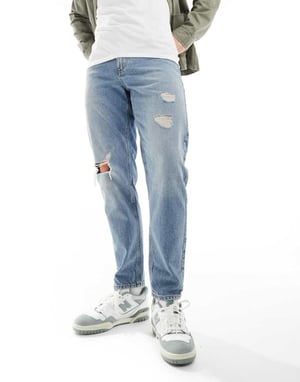 ASOS DESIGN tapered fit jeans med rippar i ljusblå tvätt - MBLUE