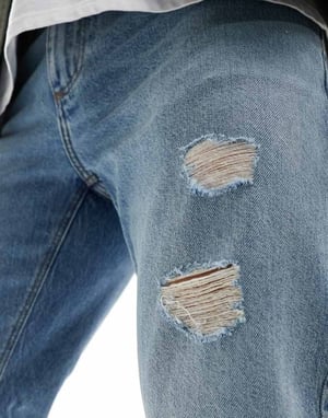 ASOS DESIGN tapered fit jeans med rippar i ljusblå tvätt - MBLUE