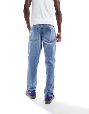 ASOS DESIGN tapered fit jeans i ljus TVÄTTAD blå - LBLUE