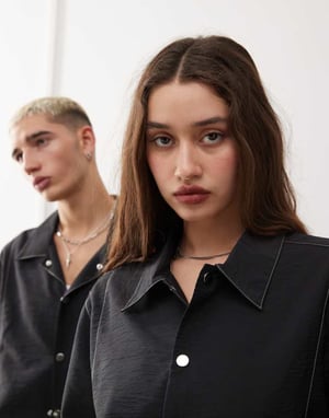 Återvunnen vintage unisex overshirt i svart nylon med kontrasterande sömmar