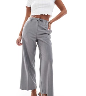 ASOS DESIGN Petite skräddarsydda beskurna vida byxor med spänndetalj i grått