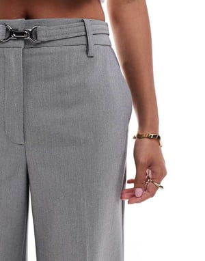 ASOS DESIGN Petite skräddarsydda beskurna vida byxor med spänndetalj i grått