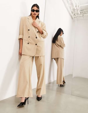 ASOS EDITION skräddarsydd avslappnad byxa med vid ben i taupe randig