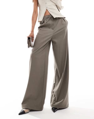 ASOS DESIGN Lång skuren byxa med knytmidja och vida ben samt veckdetalj i borstad khaki