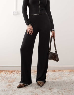 Miss Selfridge vida byxor med kantstickning i svart
