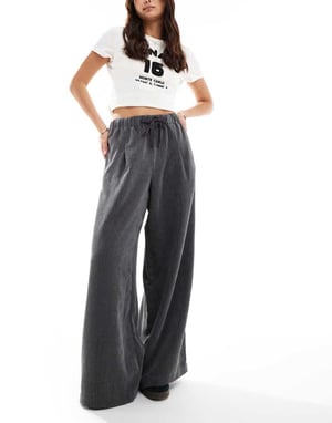 ASOS DESIGN vida sammetspants i grått