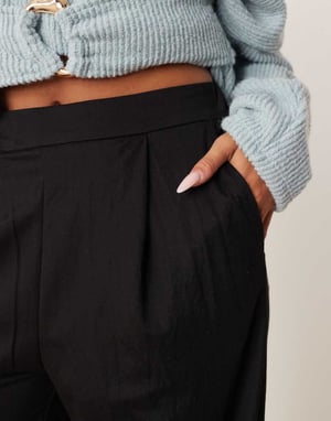 AWAR pleated front vida byxor i svart