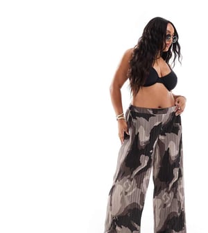 Vero Moda Curve plisserade vida byxor i brun abstrakt mönster