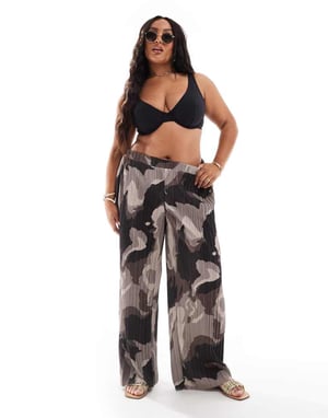Vero Moda Curve plisserade vida byxor i brun abstrakt mönster