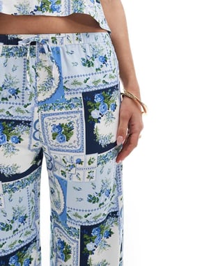 Abercrombie & Fitch samordnad kakeltryck satinbyxa i blått