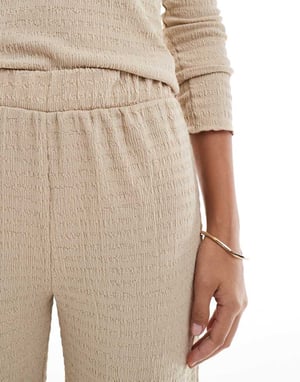 Vila texturerade vida byxor i krämfärg