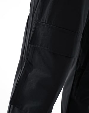 ADPT slim fit cargobyxor i svart