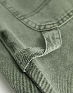 Cotton On snickarjeans i rökig grön