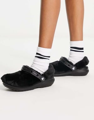 Crocs klassiska pälsfilttofflor i svart