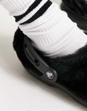 Crocs klassiska pälsfilttofflor i svart