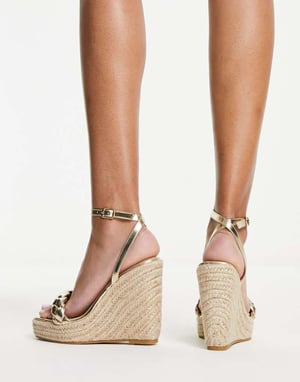 Glamorösa espadrillo kilklackade sandaler i guld