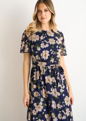 Marinblå midiklänning med blommönster och utställd kjol