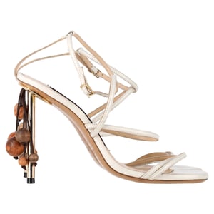 Jacquemus sandalen met kralen en bandjes in wit leer