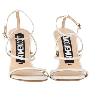 Jacquemus sandalen met kralen en bandjes in wit leer