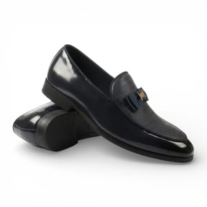 Svarta Loafers med texturerad framsida och ikoniskt spänne och rosett för män