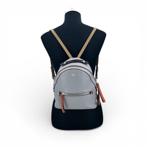 Trouwens, een vintage leren Fendi-rugzak.