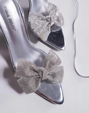 Public Desire Fame prydda båge mid-heel sandaler i silver spegel