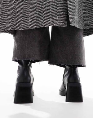 ASOS DESIGN Bred Passform Rom kvadratig tå medelhög klack plattform stövlar i svart
