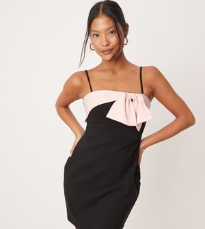 ASOS DESIGN Petite axelbandig miniklänning med rosett och detaljer i rosa