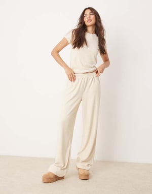 ASOS DESIGN mix & match lounge fluffiga strumpor t-shirt i krämfärg