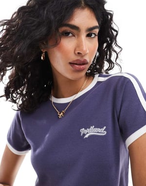 Cotton On avslappnad Portland t-shirt med racerstrimma på ärmene
