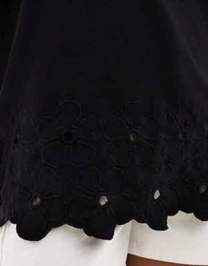 ASOS DESIGN broderad nederkant t-shirt i svart