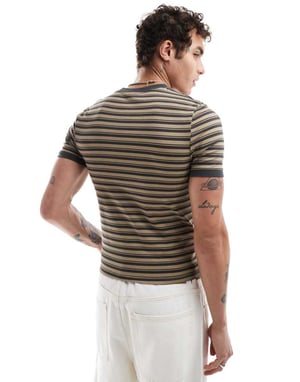 ASOS DESIGN muskelpassform t-shirt i brunrandig med grunge framtryck