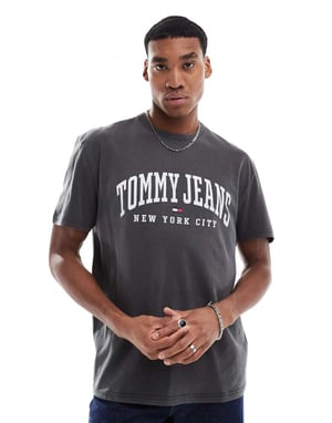 Tommy Jeans varsity-logotyp t-shirt i tvättad grå