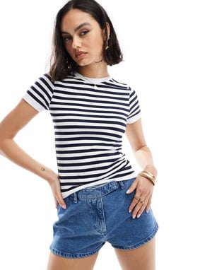 ASOS DESIGN sömlös baby t-shirt i marinefärgad rand