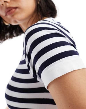ASOS DESIGN sömlös baby t-shirt i marinefärgad rand