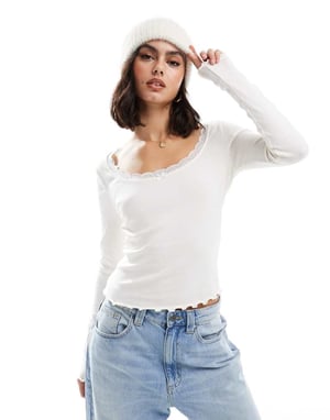 ASOS DESIGN t-shirt med rundad halsringning och spetsdetaljer i krämfärgad lång ärm